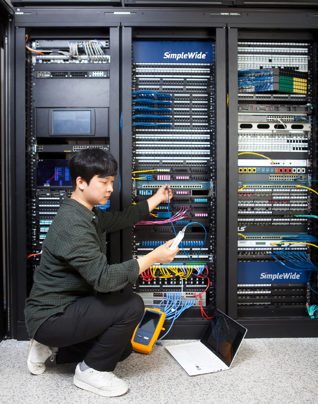 LS전선 직원이 국내 한 데이터센터에서 랜 케이블을 점검하고 있다.  LS그룹 제공