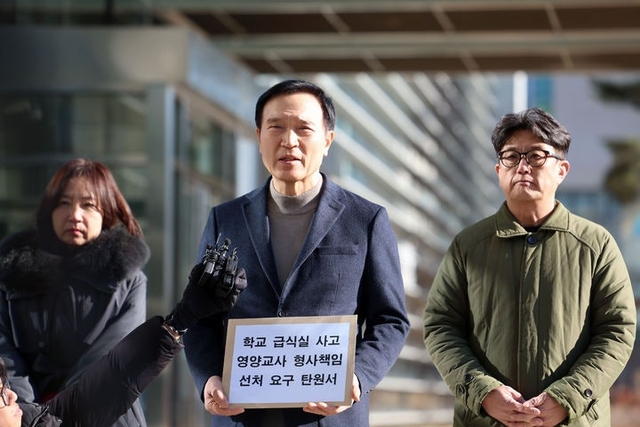 임태희(가운데) 경기도교육감이 20일 수원지검 앞에서 급식실 안전사고로 송치된 영양교사에 대한 선처를 요구하는 탄원서 제출 관련 입장을 밝히고 있다. 경기도교육청 제공