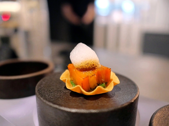 백태콩 콩국을 에스푸마 형태로 만든 ‘콘피에르’의 아뮤즈부시.