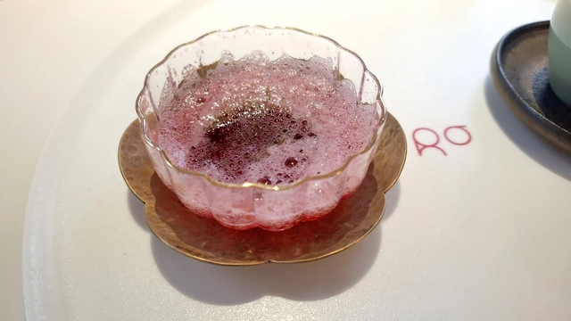 장미에센스를 올린 ‘류니끄’의 에이드.