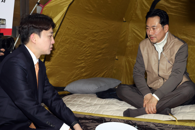 이준석 개혁신당 대표가 지난 21일 서울 여의도 국회 로텐더홀에서 단식투쟁 7일차를 맞은 장동혁 국민의힘 대표를 찾아 대화를 하고 있다. 곽성호 기자