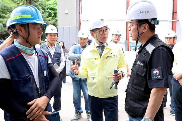 정원오(왼쪽) 서울 성동구청장이 지난해 9월 김영훈(오른쪽) 고용노동부 장관과 관내 소규모건설현장에서 합동 안전점검을 실시하고 있다.  성동구청 제공
