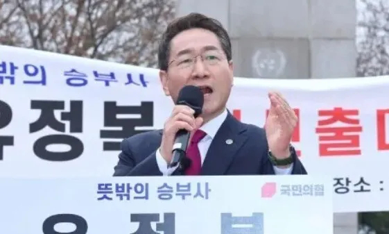 유정복 인천시장이 지난해 4월 9일 인천 중구 자유공원 맥아더 동상 앞에서 제21대 대통령 선거 출마를 선언하고 있다. 연합뉴스