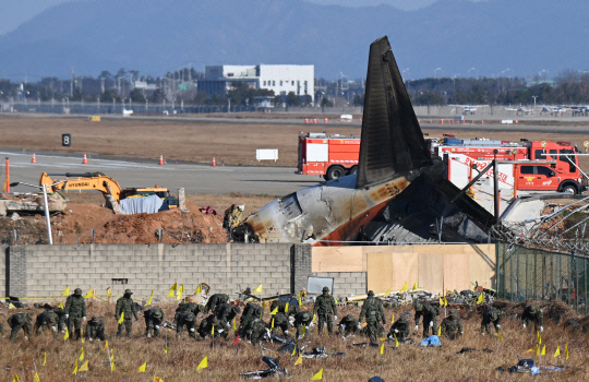 지난해 1월 3일 전남 무안국제공항 12·29  제주항공 여객기 참사 현장에서 군 관계자들이 사고 현장을 수색하고 있다. 박윤슬 기자