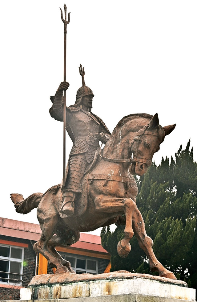 부여군청 앞에 있다가 충남 논산 구자곡초 교정으로 옮겨진 계백 동상.