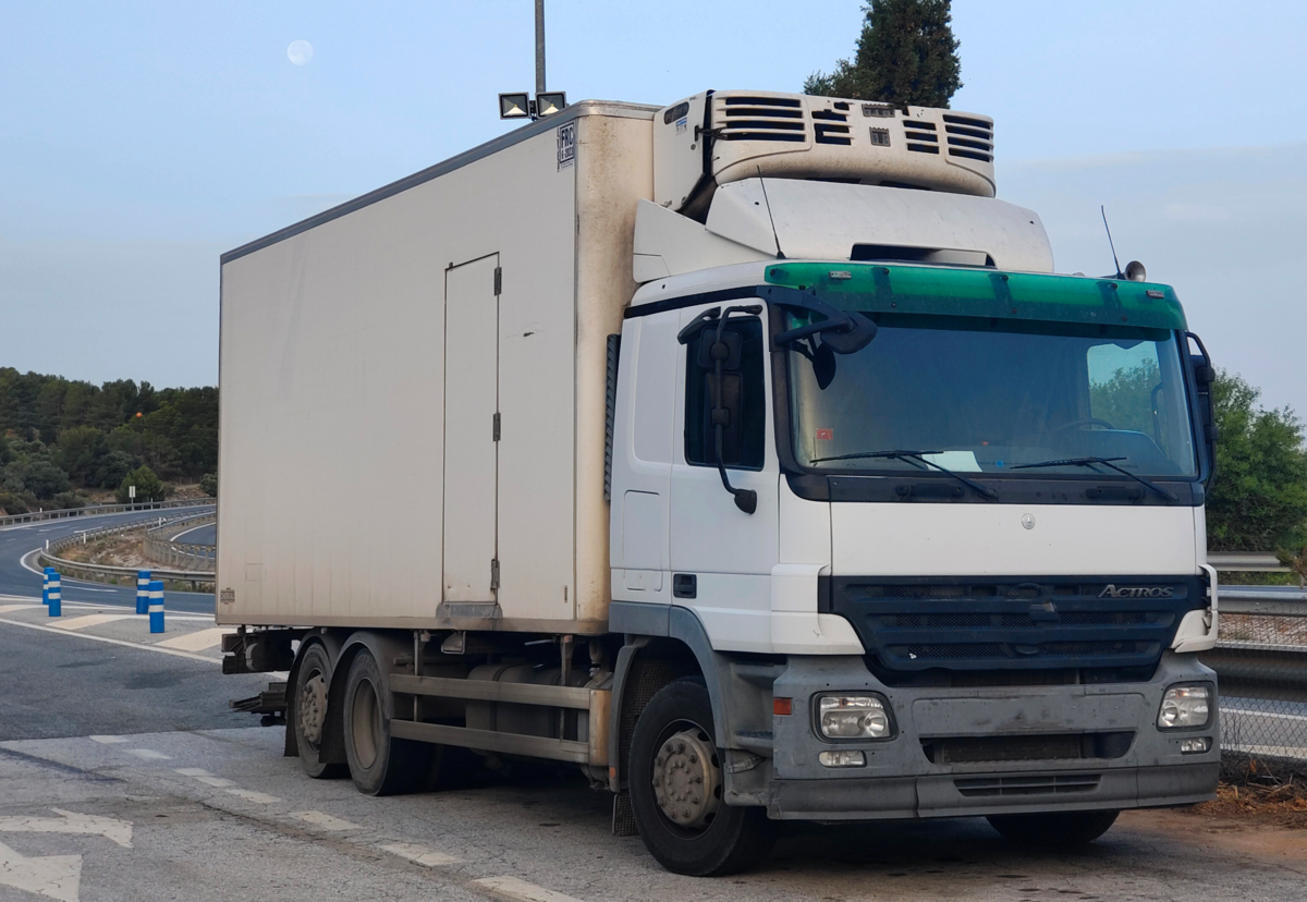 탑차·컨테이너 사이에 머리 끼여 사망…‘기어 중립에 놨다가’