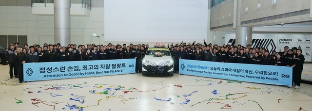 21일 부산 강서구 르노코리아 부산공장에서 열린 ‘르노 필랑트 1호차 생산 기념 행사’에서 르노코리아 임직원들이 기념 사진을 촬영하고 있다. 르노코리아 제공