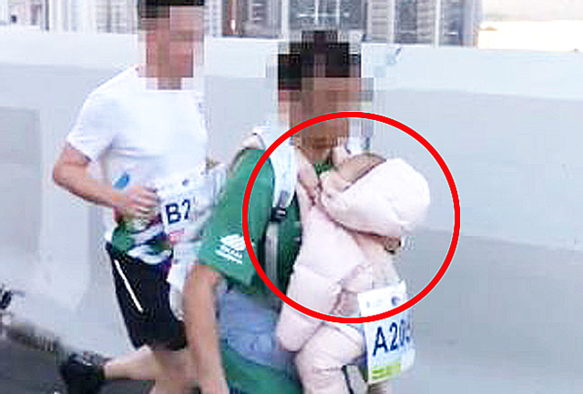 홍콩에서 열린 국제 마라톤 대회에서 한 남성 참가자가 아기를 가슴에 안고 달리다 퇴장 당했다. 쓰레드 캡처