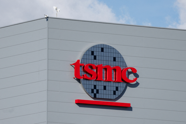 대만 가오슝에 있는 TSMC 공장에 로고가 걸려있다. 로이터 연합뉴스