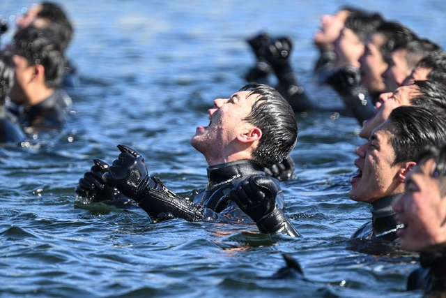 22일 경남 창원 해군 해난구조전대에서 진행된 SSU 혹한기 내한훈련에 참가한 심해잠수사들이 혹한의 바다에서 구호를 외치고 있다. 해군 제공