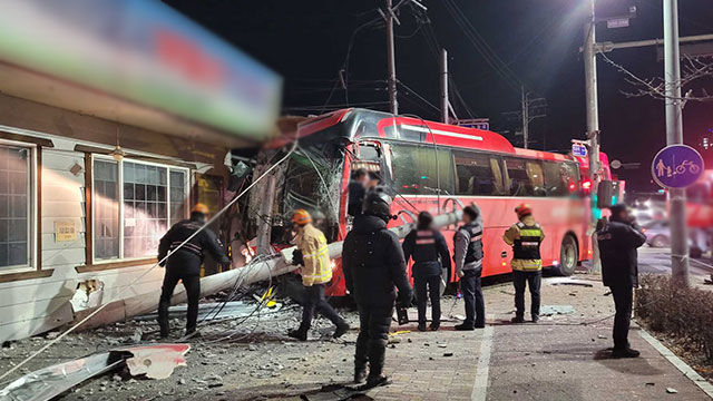 전세버스·승용차 충돌 16명 부상…사고여파 일대 정전, 300가구 한파속 불편
