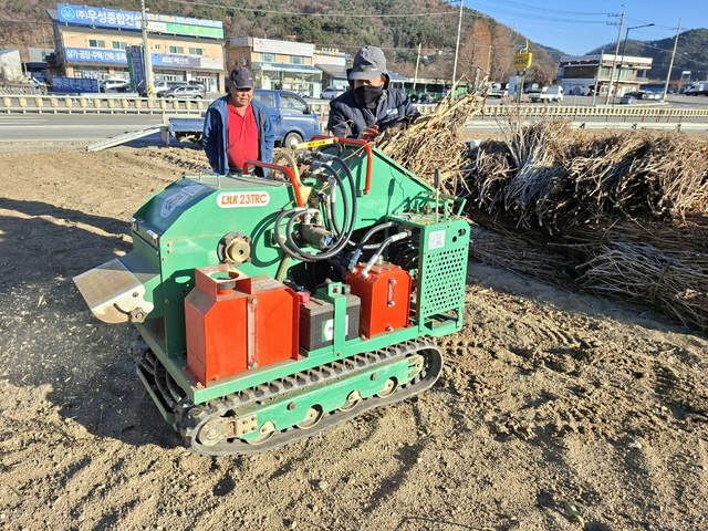 포천시가 봄철 소각 산불을 예방하고 미세먼지를 저감하기 위해 오는 2월부터 ‘찾아가는 영농부산물 파쇄지원단’을 운영한다. 포천시 제공