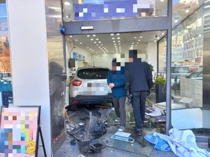 [속보]또 차량 건물 돌진 사고 발생…80대 몰던 승용차 버스 들이받고 상가로