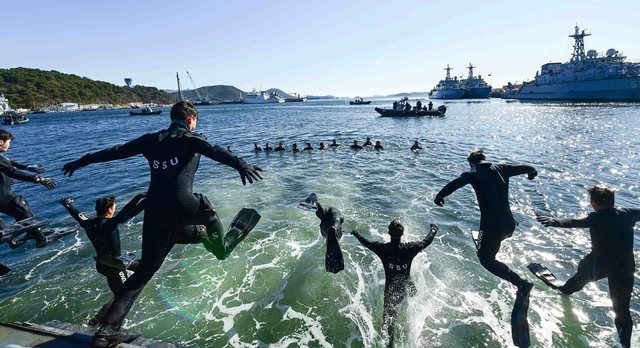 22일 경남 창원 해군 해난구조전대에서 진행된 SSU 혹한기 내한훈련에 참가한 심해잠수사들이 차가운 겨울바다로 입수하고 있다. 해군 제공