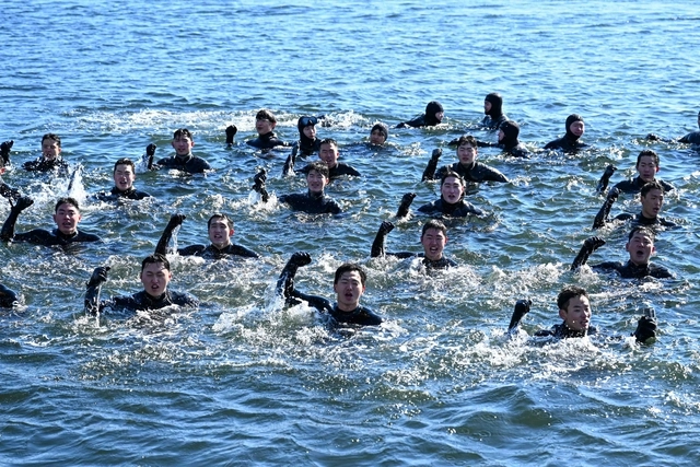 22일 경남 창원 해군 해난구조전대에서 진행된 SSU 혹한기 내한훈련에 참가한 심해잠수사들이 혹한의 바다에서 군가를 제창하고 있다. 해군 제공