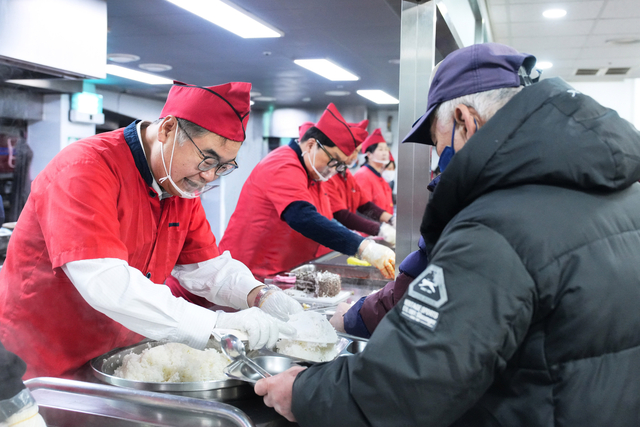 콘야마 마나부 한국토요타자동차 대표이사 사장이 지난 21일 경기 성남시 안나의 집에서 봉사활동을 하고 있다. 한국토요타자동차 제공