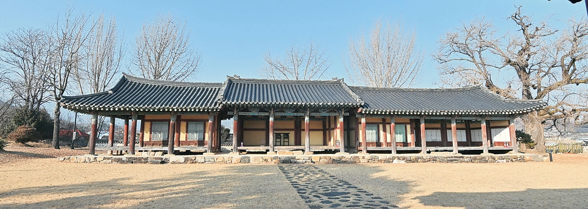 부여 홍산면의 관아 옆에 복원한 홍산현 객사. 객사의 당당한 규모가 과거의 위세를 짐작하게 한다.