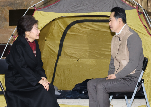 박근혜 전 대통령이 22일 국회 로텐더홀 단식 농성장에서 통일교·공천헌금 ‘쌍특검’ 수용을 요구하며 여드레째 단식 중인 국민의힘 장동혁 대표를 방문해 대화하고 있다. 연합뉴스