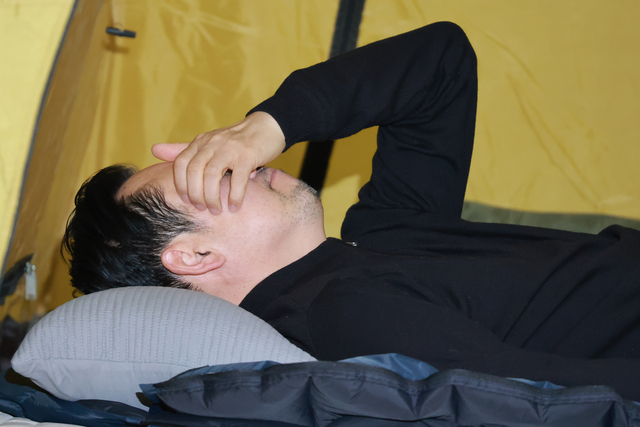 국민의힘 장동혁 대표가 국회 로텐더홀에 마련한 단식 농성장 텐트에 누워 진찰을 받고 있다. 연합뉴스