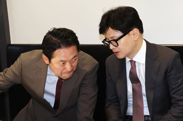 장동혁(왼쪽) 국민의힘 대표와 한동훈 전 국민의힘 대표. 연합뉴스