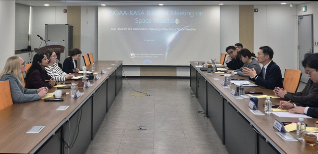21일 제주 우주환경센터에서 노경원(오른쪽 두 번째) 우주항공청 차장이 미국 해양대기청(NOAA) 아이린 파커(왼쪽 두 번째) 환경위성정보국(NESDIS) 국장 대행을 비롯한 대표단을 만나 국내 우주환경 예·경보 체계 운영 현황을 소개하고 한·미 간 우주환경 분야 협력 확대 방안을 논의하고 있다. 우주항공청 제공
