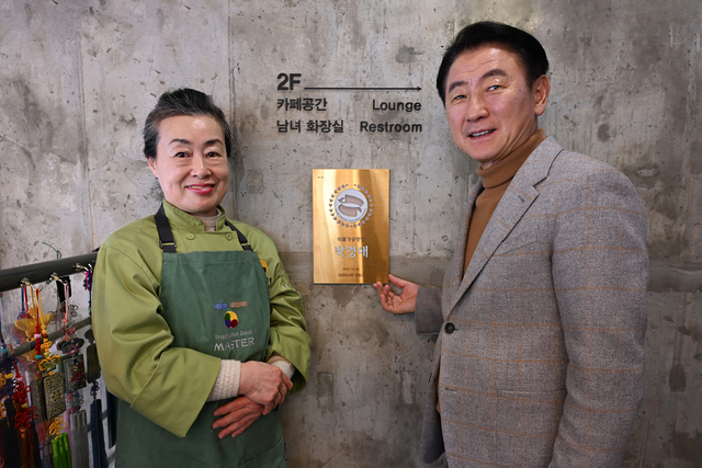 김동근(오른쪽) 의정부시장이 2025년 의정부시 명장으로 선정된 박경애 명장(담다헌)과 ‘의정부시 명장’ 현판 제막식 후 기념촬영을 하고 있다. 의정부시 제공