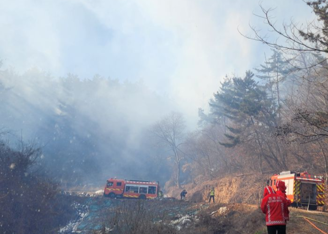 진주시 집현면 대암리 화재 진화작업 모습. 뉴시스 독자 제공