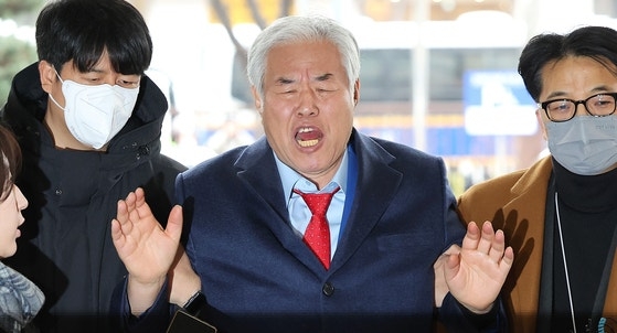 사랑제일교회 목사 전광훈 씨가 지난 15일 서울서부지방법원에서 열린 구속적부심 심문에 출석하고 있다. 연합뉴스