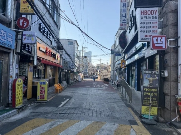 전농배봉산맛집거리 일대 모습. 동대문구청 제공