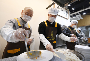 밥 퍼주는 스님·신부님 “한 끼는 하루 버틸 온기”