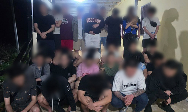 캄보디아 스캠 등 범죄 조직 한국인 피의자 73명이 23일 전세기를 통해 강제송환됐다. 사진은 캄보디아 몬돌끼리에서 검거한 대상자들. 초국가범죄특별대응 TF 제공