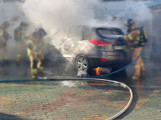 22일 오전 부산 사상구의 한 초등학교 야외 주차장에 있던 SUV차량 내에서 불이 났다. 부산경찰청 제공