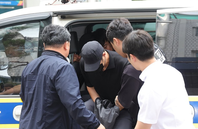 지난해 7월 경기도 의정부시 가능동 의정부지방법원에서 강도상해 혐의로 구속영장이 청구된 30대 농협 직원 A 씨가 구속 전 피의자 심문을 위해 법정으로 이동하고 있다. 연합뉴스