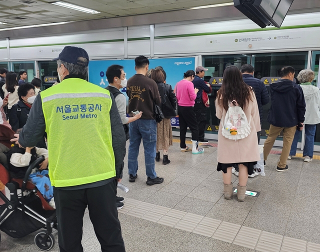 퇴근시간대 지하철 혼잡 역사에서 지하철 안전도우미가 질서 유지를 돕고 있다. 서울교통공사 제공