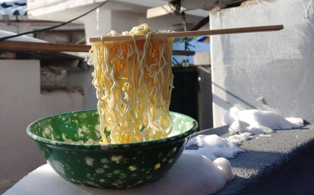 네티즌이 올린 언 라면의 모습. 인스타그램