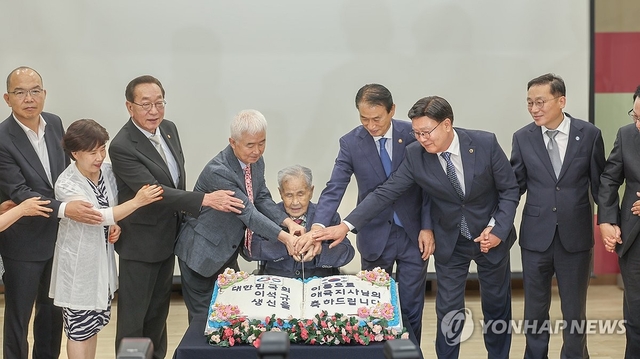 권오을 국가보훈부 장관과 이석규 애국지사가 지난해 9월8일 전북 전주시 전주보훈요양원에서 열린 이석규 애국지사 상수연에서 참석자들과 케이크 커팅을 하고 있다. 국가보훈부 제공