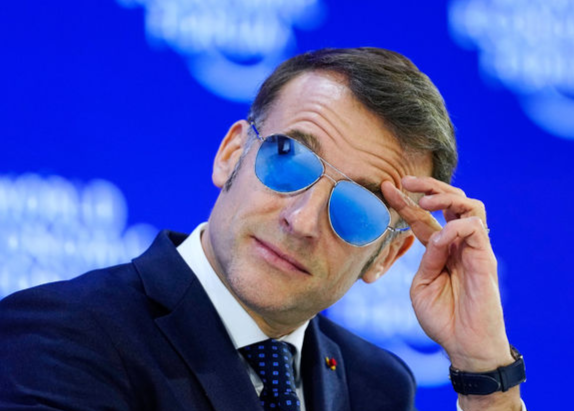 에마뉘엘 마크롱 프랑스 대통령이 지난 20일(현지시각) 다보스 세계경제포럼(WEF)에 푸른색 선글라스를 쓴 모습으로 등장했다. AP통신·뉴시스