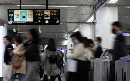 서울지하철 개찰구에서 승객들이 이동하는 모습. 기사와 직접적 관련 없음. 뉴시스