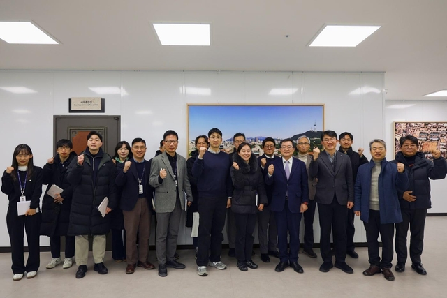 지난 21일 전쟁기념관에서 백승주 전쟁기념사업회장과 한국방위산업진흥회 및 국내 방산기업 관계자들이 기념사진을 찍고 있다. 전쟁기념사업회 제공