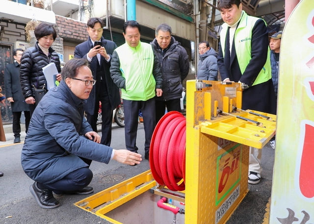 유성훈(앞줄 왼쪽) 서울 금천구청장이 지난해 설 명절을 맞아 전통시장에 설치된 소방시설을 점검하고 있다. 금천구청 제공