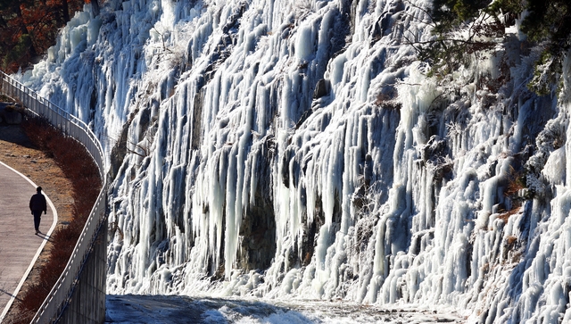 전국적으로 강추위가 몰아친 22일 대구 달성군 송해공원에 거대한 얼음벽이 장관을 이루고 있다. 연합뉴스