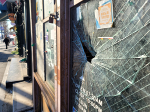 서민 가슴처럼… 유리창 깨진 ‘폐업 음식점’[도시풍경]