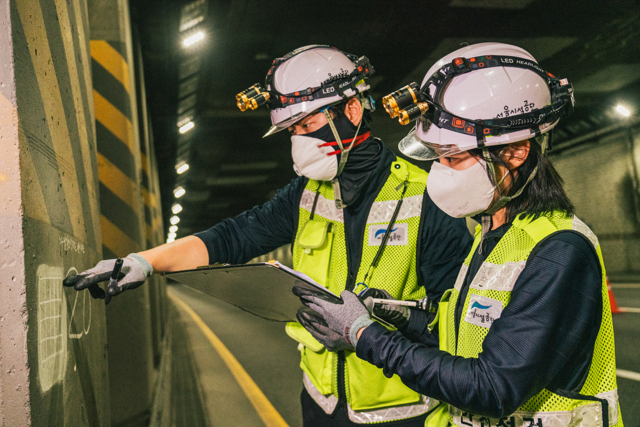 서울시설공단 관계자가 자체 정밀안전점검을 실시하고 있다. 서울시설공단 제공