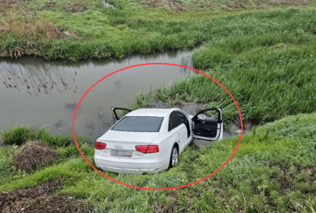 2023년 4월 보험사기 일당이 미끄러짐 사고를 가장해 전북 김제시 금구면 한 하천에 고의로 추락시킨 차량 모습. 전북경찰청 제공