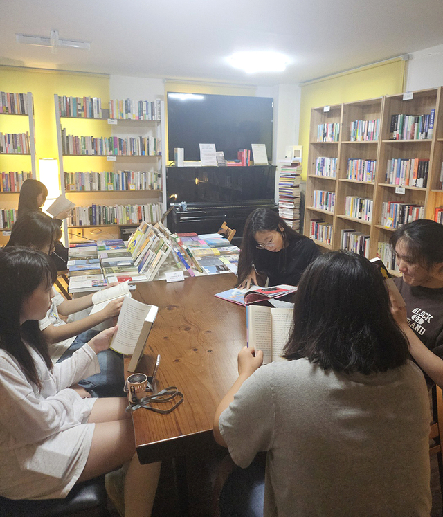 지난해 서울 관악구 독서동아리 활동에 참여한 아이들이 각자 원하는 책을 골라 읽고 있다. 관악구청 제공