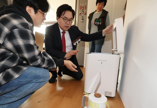 박일하(가운데) 서울 동작구청장이 지난해 3월 가정용 음식물 감량기 구매비를 지원받은 가정을 방문해 주민 의견을 듣고 있다. 동작구청 제공