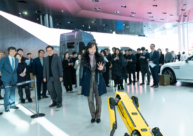 송경희(가운데) 개인정보보호위원회 위원장이 23일 경기 고양시 현대모터스튜디오에서 열린 ‘자율주행차·로봇 분야 개인정보 규제 합리화 현장간담회’에서 전시물을 관람하고 있다. 개인정보보호위원회 제공