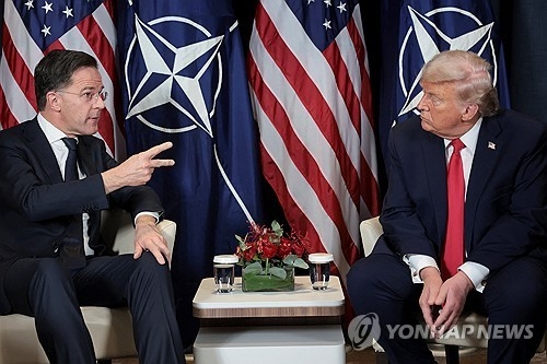 지난 21일 다보스서 회담하는 마르크 뤼터 나토 사무총장과 트럼프 대통령 로이터 연합뉴스