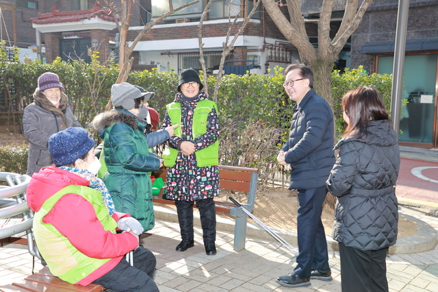 유성훈(오른쪽 두 번째) 서울 금천구청장이 지난해 설 명절을 맞아 골목을 돌며 주민들과 대화하고 있다. 금천구청 제공