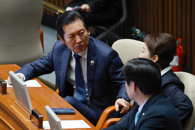 정청래 더불어민주당 대표가 15일 국회 본회의에서 이언주, 황명선 최고위원과 대화하고 있다. 연합뉴스